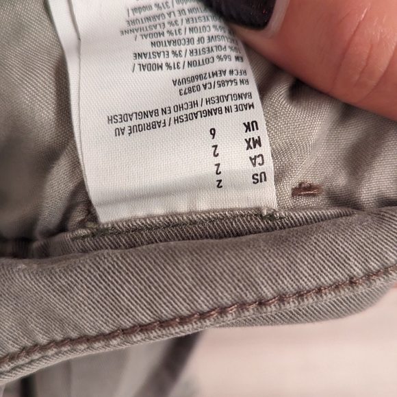 2 Pairs American Eagle Shorts size 2 - Picture 3 of 9